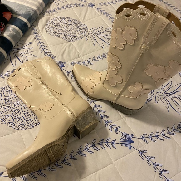 New Sam Edelman boots floral design. Really cute! Cowgirl/Rodeo Boots! - Picture 3 of 5